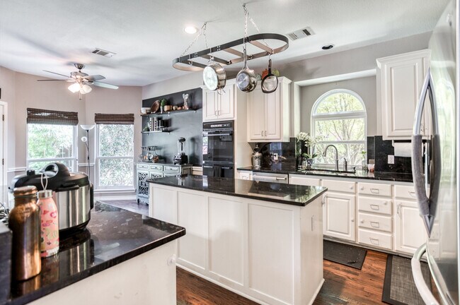 Foto del edificio - 2708 Meadow Glen Dr