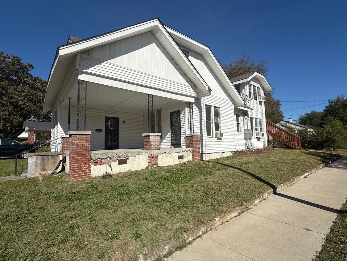 Foto principal - 1923 S Izard St