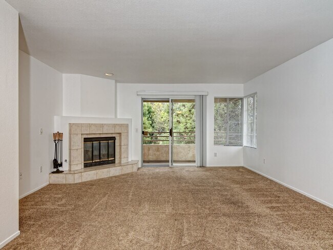 Foto del edificio - Sunny Top Floor Condo With Private Balcony...