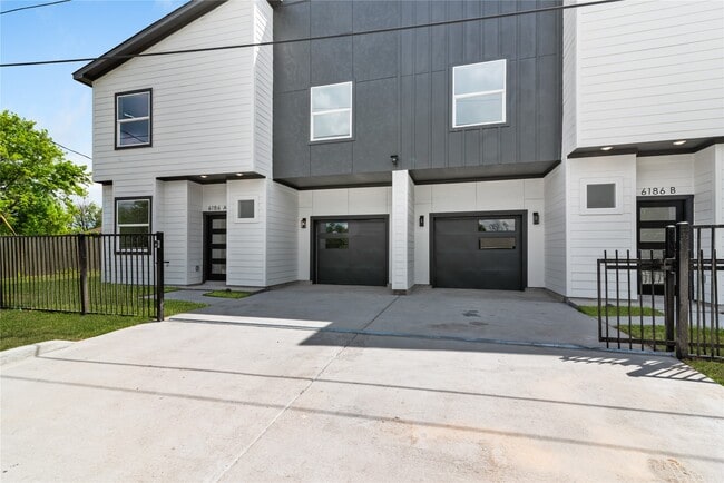 Building Photo - 6186 Eastland St