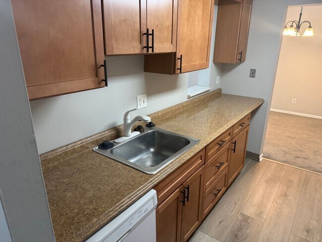 Foto del edificio - Bright & Spacious Condo in Sought-After Glenhardie Community
