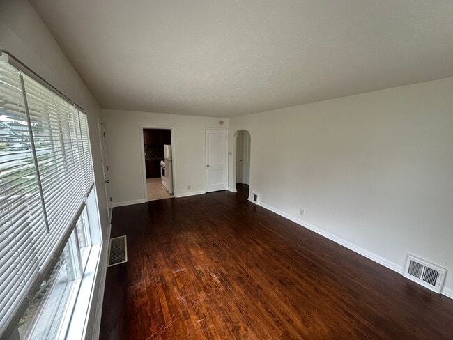 Building Photo - 2-bedroom house available now