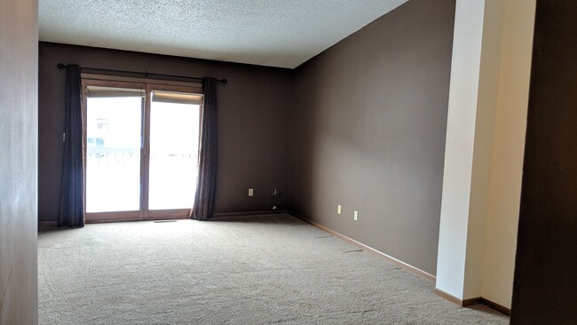 Foto del edificio - 3-bedroom, 2-bath end-unit townhome in Cor...