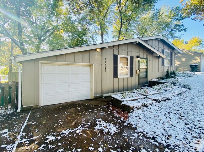 Foto del edificio - {11821} Desirable Shawnee Village Location + Hardwood Floors + Fenced Yard