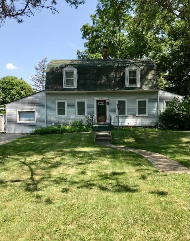 Foto principal - 8307 Greenwood Ave