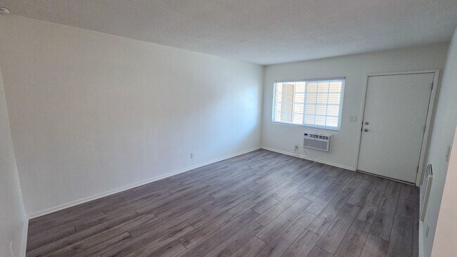 Building Photo - Upstairs Vacancy in West La Habra!