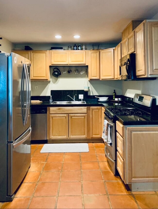 Kitchen - 610 Lancaster Dr