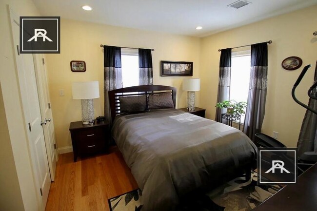 Building Photo - 4 bedroom in Newton MA 02458