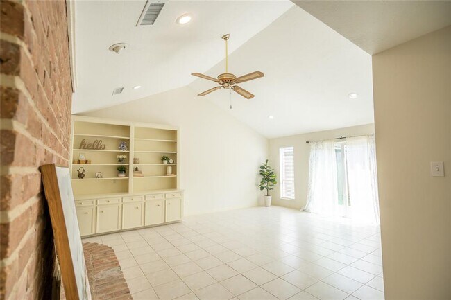 Foto del edificio - 14211 Hillvale Dr