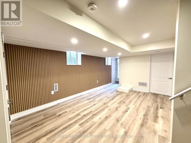 Building Photo - 362 Landsborough Ave