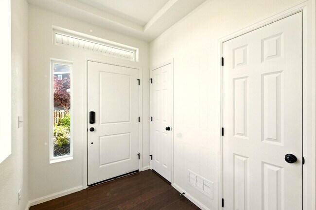 Building Photo - 3 Bedroom 2.5 Bathroom "Like-new" Single Family Home Immediately!