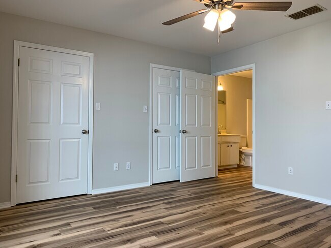 Foto del edificio - 5005 Longstreet Pl