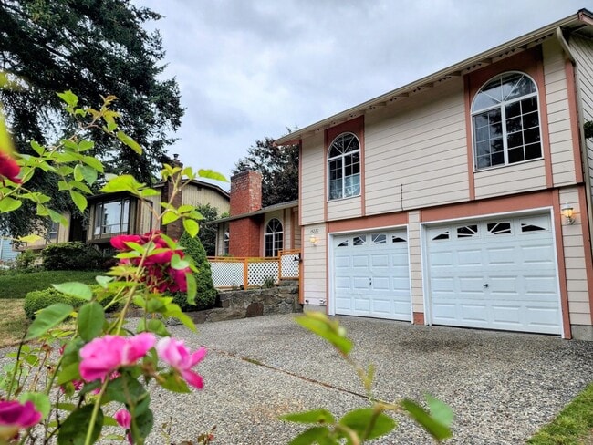 Building Photo - Welcome to your new home in the heart of Juanita!