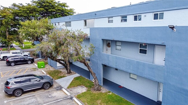 Building Photo - 9367 Fontainebleau Blvd