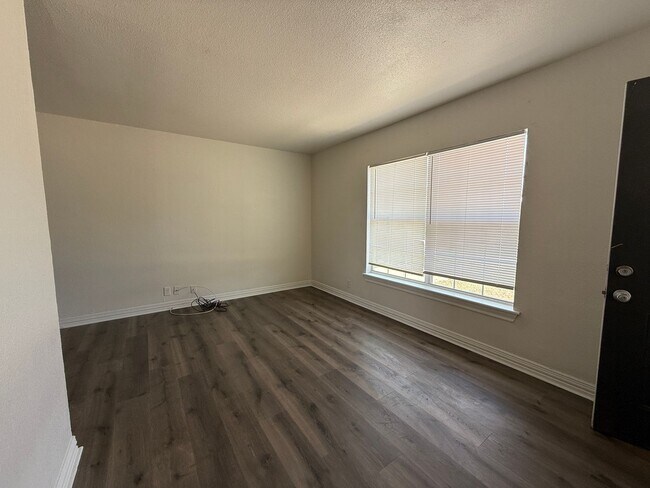 Foto del edificio - 2 bed 1 bath with fenced in backyard