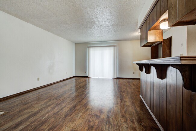 Foto del edificio - 1315 Glen Oaks Ct