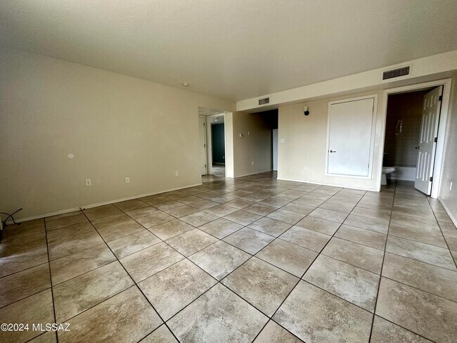 Building Photo - 350 N Silverbell Rd