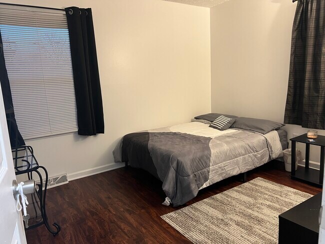 Side A Room 1 - 589 Eureka Springs Dr