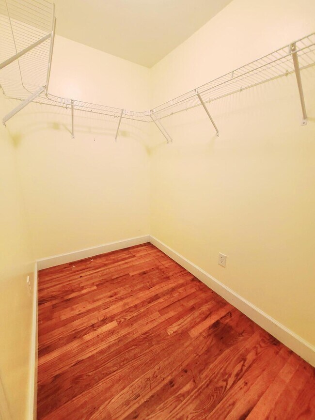 Building Photo - 1211 Holden Dr
