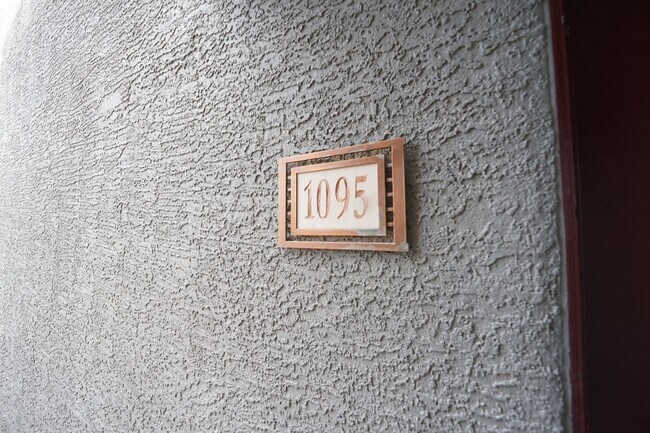 Foto del edificio - SHOWINGS AVAILABLE NOW