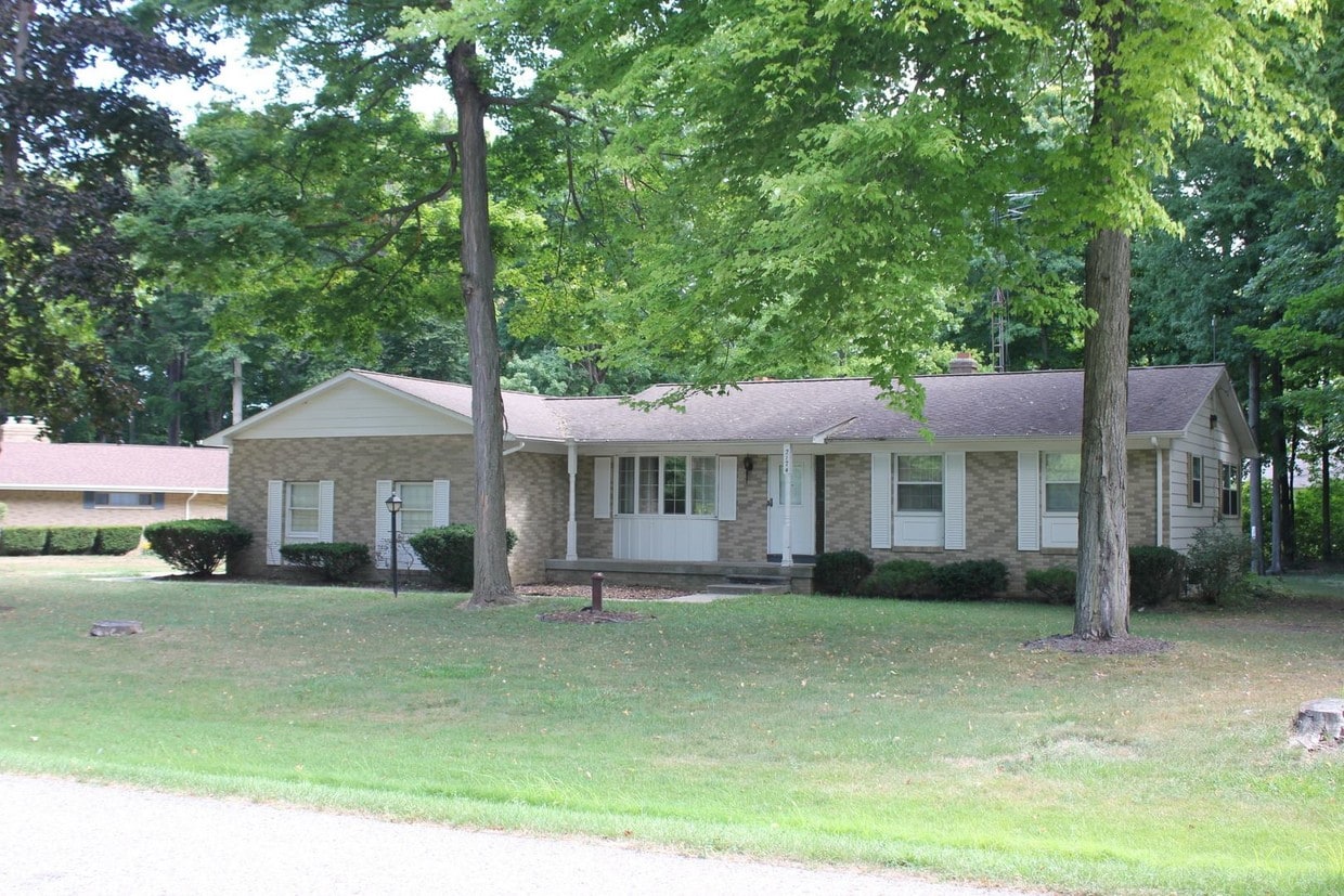 2174 Crestline Dr, Burton, MI 48509 House for Rent in Burton, MI