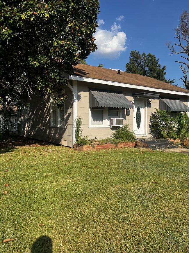 Building Photo - 2590 Linson St