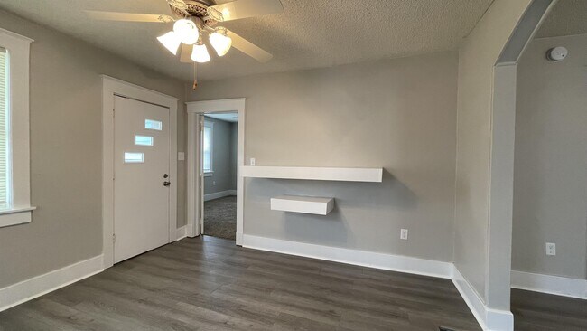 Foto del edificio - 2029 N Boonville Ave