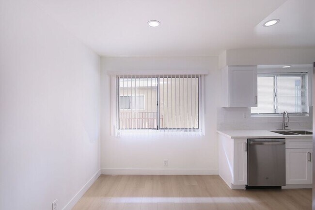 Foto del edificio - 3155 Montrose Ave