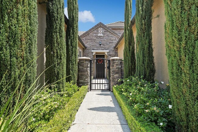 Foto del edificio - Stunning 3 Bedroom 2.5 Bath Home In Harlan Ranch w/Solar!