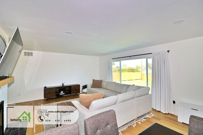 Building Photo - 1225 Manzanita Hills Ave