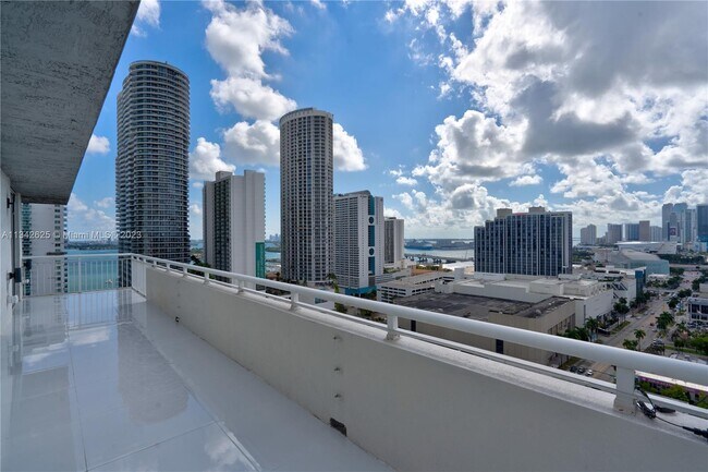 Foto del edificio - 275 NE 18th St