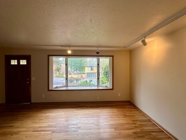 Foto del edificio - Rent Reduced!  Refurbished Palisades 4 bed...