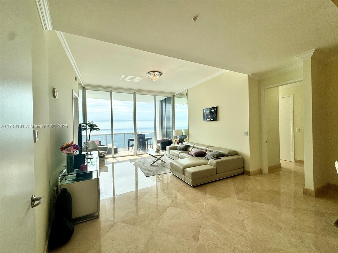 Foto principal - 18101 Collins Ave