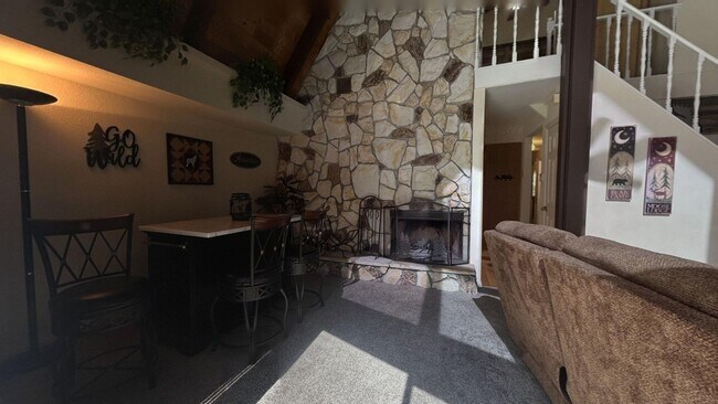 Foto del edificio - Price reduction!! Gorgeous 3 Bedroom 2 Bat...