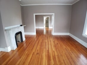 Building Photo - 44 Sharon St