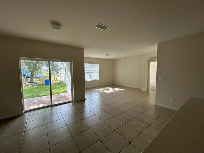 Building Photo - 4/2 Newer construction Available Now