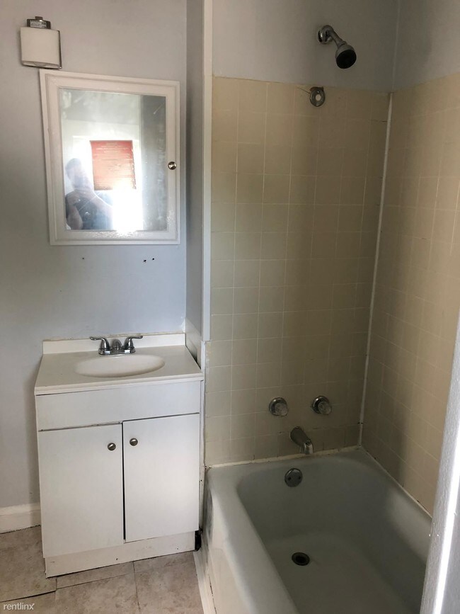Building Photo - 2 br, 1 bath  - 199 Saltonstall Ave Unit 3