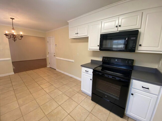 Building Photo - 3/2 Ashland commons - double garage & priv...