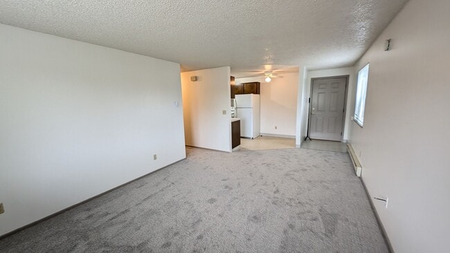 Building Photo - 3 bedroom 1 bath upstairs apartment
