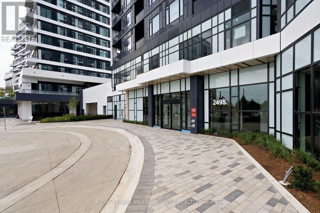 Photo du bâtiment - 2495 Eglinton Ave W