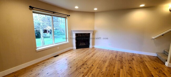 Building Photo - **$1,000 off first month rent!** Beautiful...
