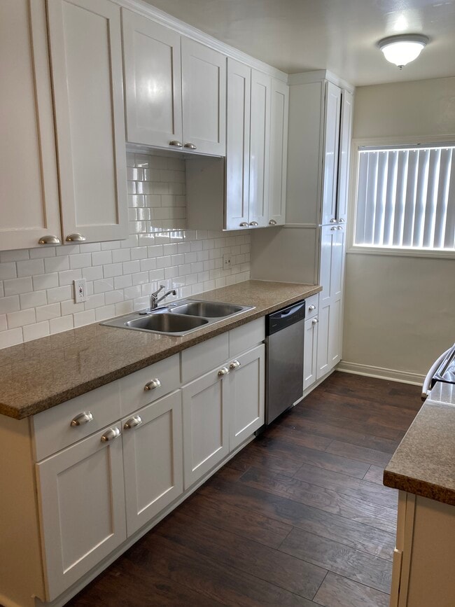Kitchen - 7820 Baird Ave