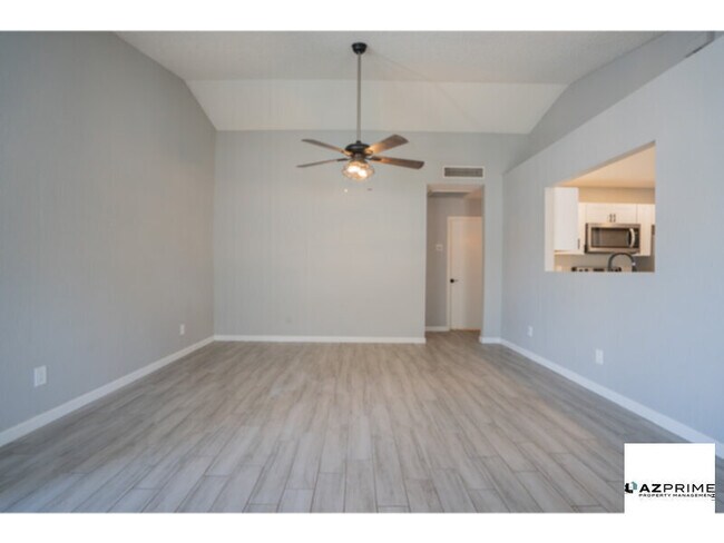 Foto del edificio - A Rare Treasure in Radiant Peoria, This En...