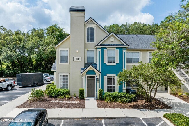 Building Photo - 13700 Richmond Park Dr N