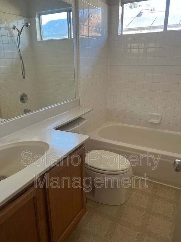 Building Photo - 556 Regency Cir