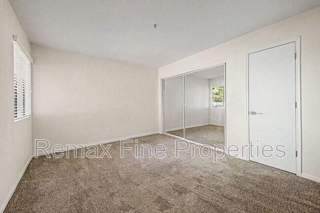 Foto del edificio - 4704 E Paradise Village Pkwy N
