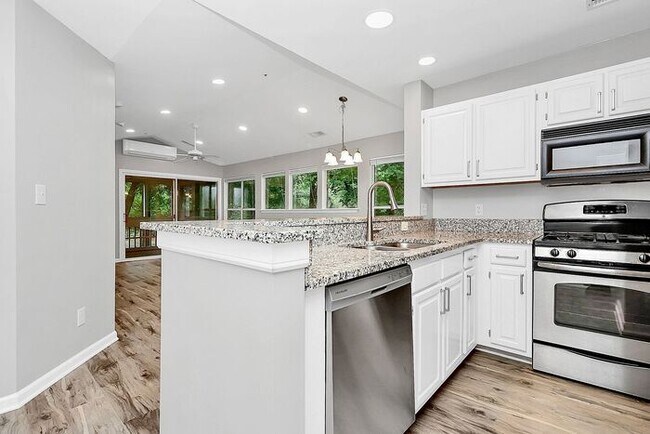 Foto del edificio - Bright 2BD/2BA Tennis Villa at Lake Norman!