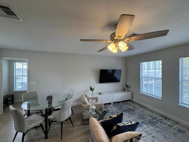 Foto del edificio - 1 Bedroom 1 Bath Renovated Garage Apartment in the Main Village of Celebration
