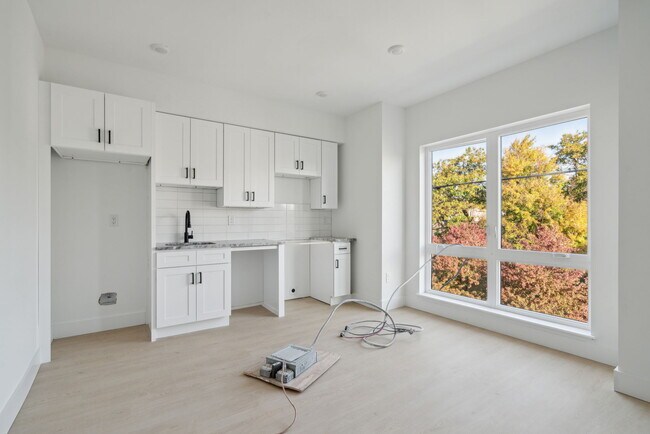 Foto del edificio - 2400 W Montgomery Ave