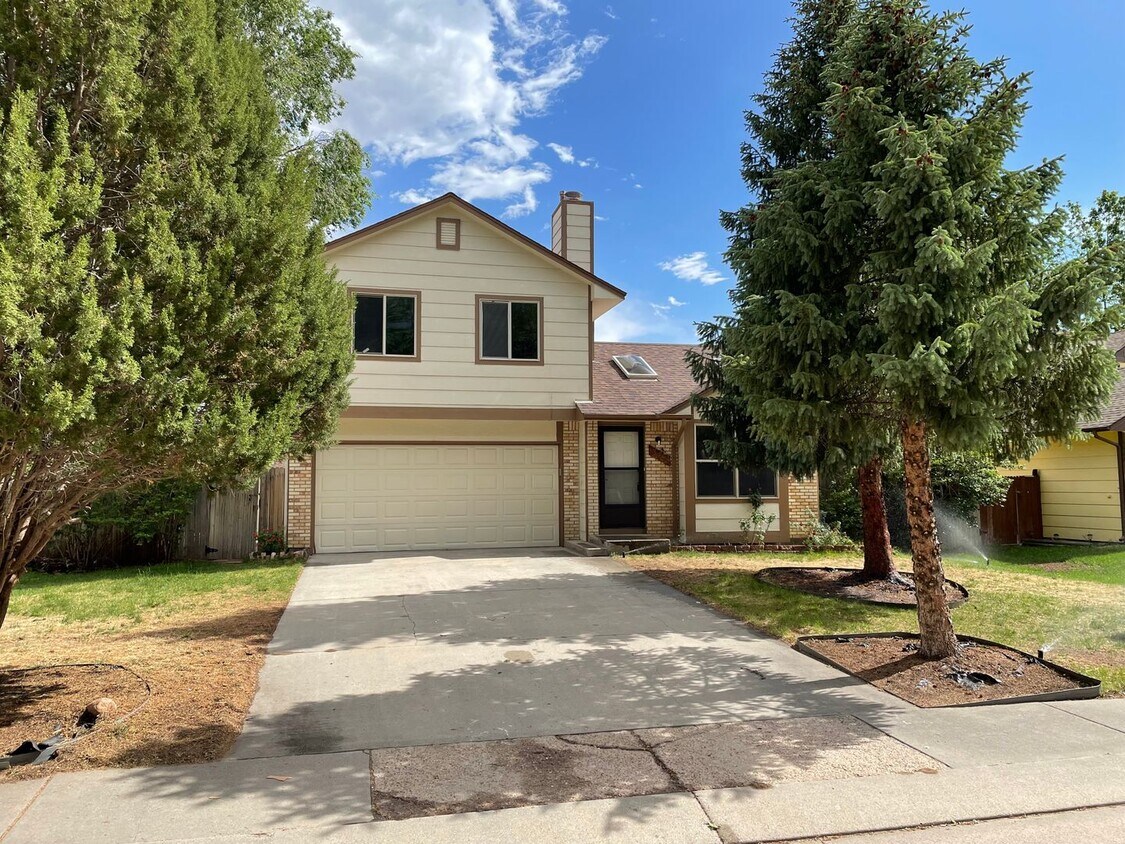 Primary Photo - 3 Bedroom Single Family Home Nestled in Fo...